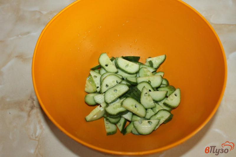 Фото приготовление рецепта: Салат из помидоров с солеными корнишонами шаг №1