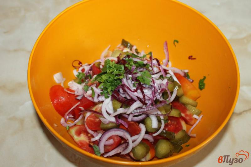 Фото приготовление рецепта: Салат из помидоров с солеными корнишонами шаг №4