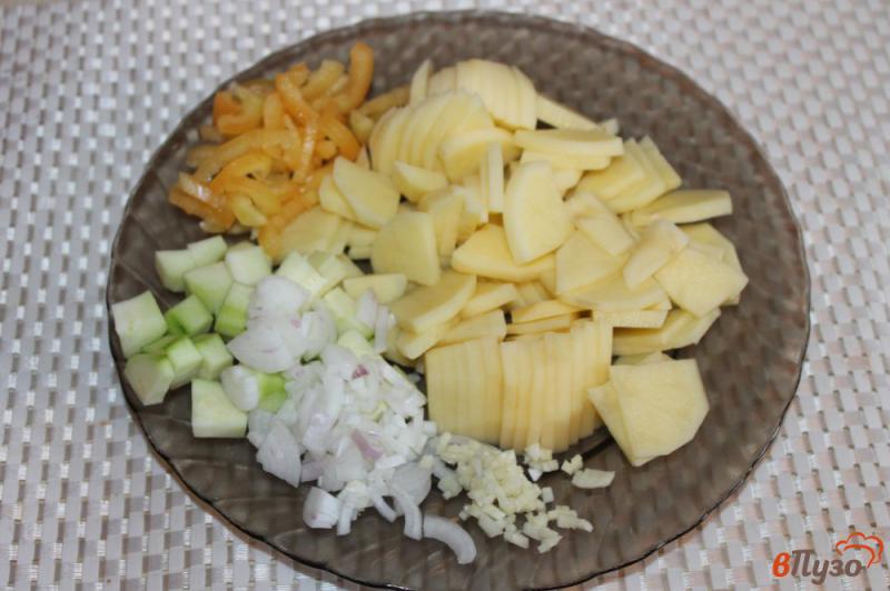 Фото приготовление рецепта: Жареный картофель с курицей и кабачком шаг №1