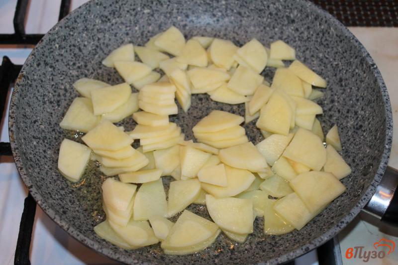 Фото приготовление рецепта: Жареный картофель с курицей и кабачком шаг №2