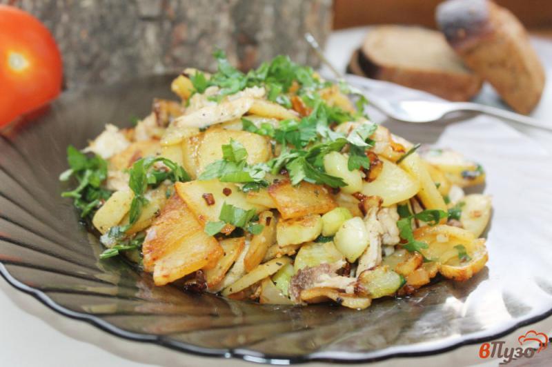 Фото приготовление рецепта: Жареный картофель с курицей и кабачком шаг №6