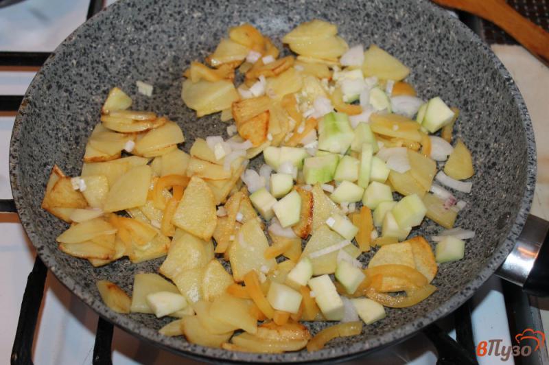 Фото приготовление рецепта: Жареный картофель с курицей и кабачком шаг №3