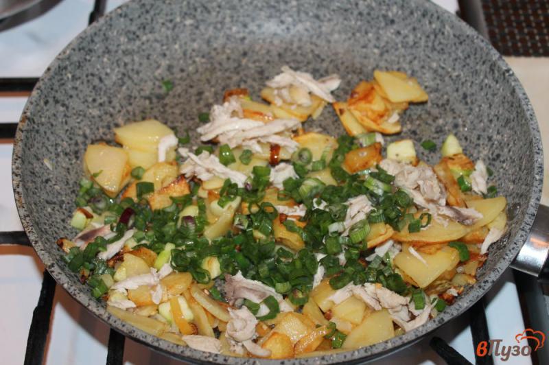 Фото приготовление рецепта: Жареный картофель с курицей и кабачком шаг №5