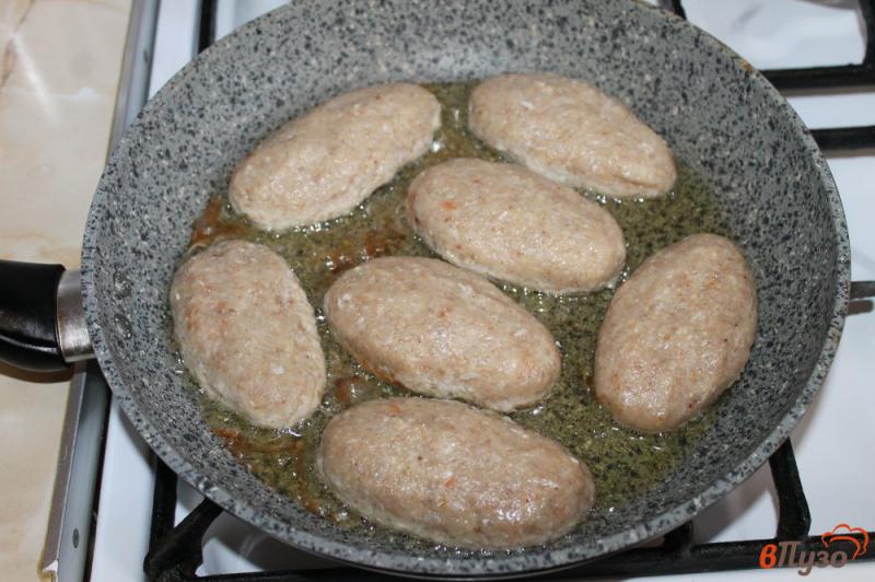 Фото приготовление рецепта: Куриные котлетки с грибами шаг №4