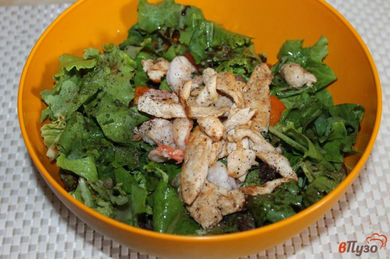 Фото приготовление рецепта: Свежий салат с креветками и куриным филе шаг №6