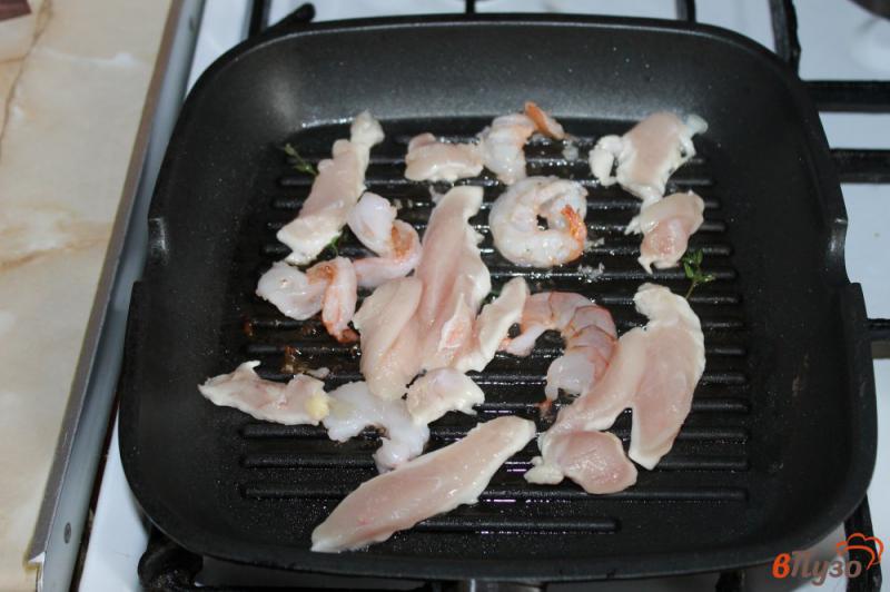 Фото приготовление рецепта: Свежий салат с креветками и куриным филе шаг №4