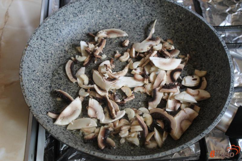 Фото приготовление рецепта: Яичница с грибами и курицей шаг №2
