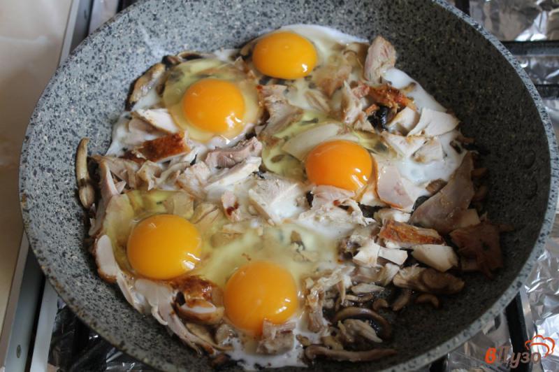 Фото приготовление рецепта: Яичница с грибами и курицей шаг №4
