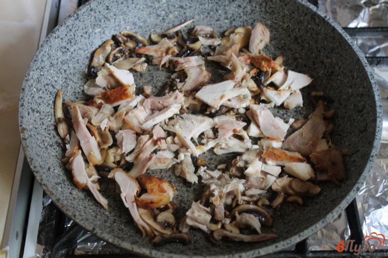 Фото приготовление рецепта: Яичница с грибами и курицей шаг №3