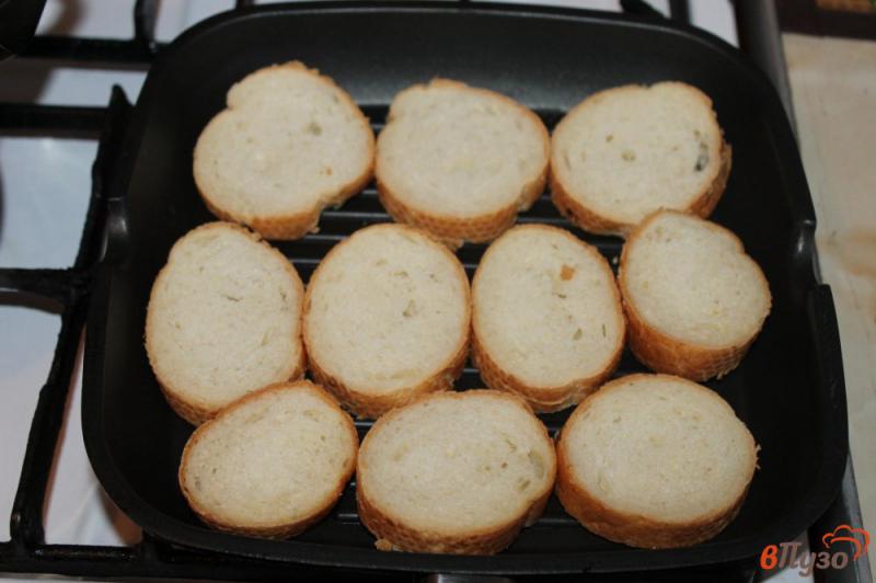 Фото приготовление рецепта: Чесночные гренки из белого багета с травами шаг №2