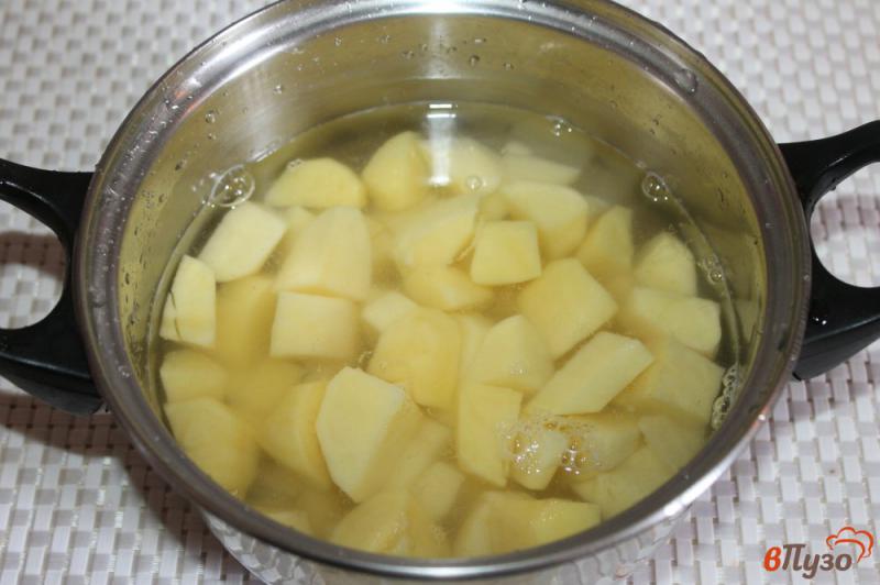 Фото приготовление рецепта: Зеленое картофельное пюре шаг №2