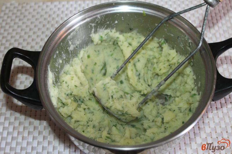 Фото приготовление рецепта: Зеленое картофельное пюре шаг №5