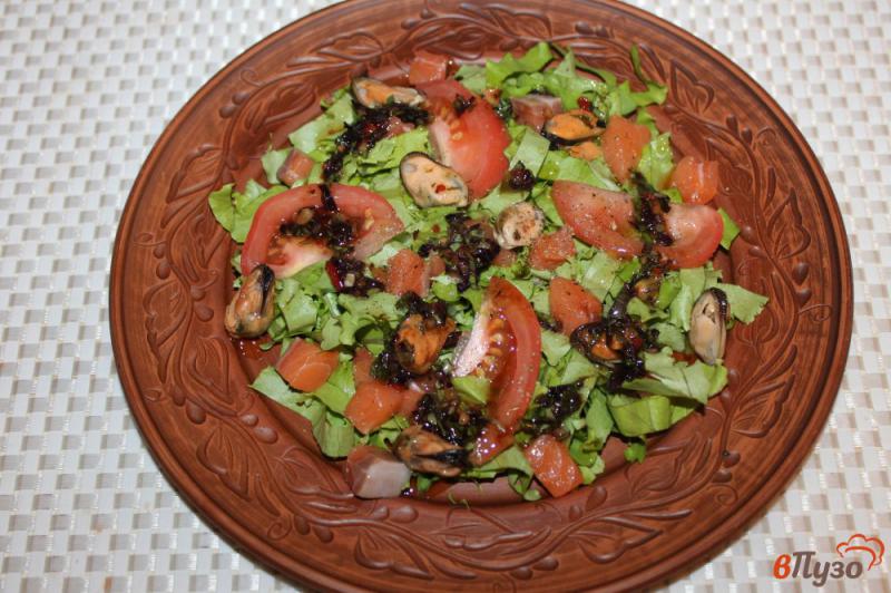 Фото приготовление рецепта: Салат с мидиями и помидорами шаг №6