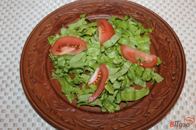 Фото приготовление рецепта: Салат с мидиями и помидорами шаг №2