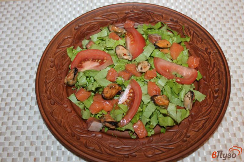Фото приготовление рецепта: Салат с мидиями и помидорами шаг №4