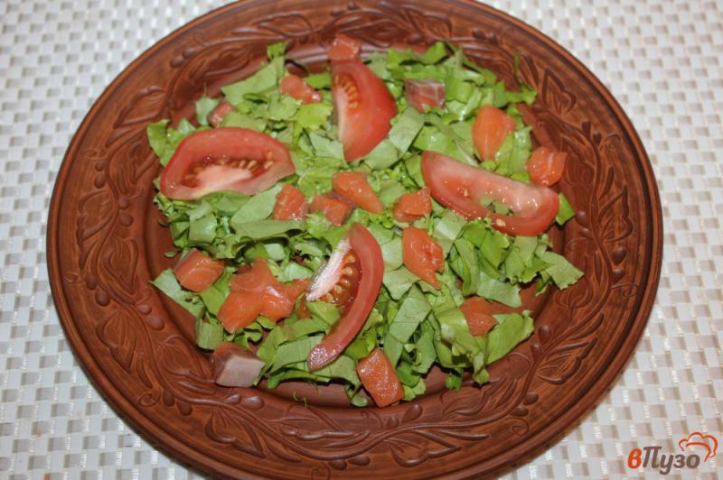 Фото приготовление рецепта: Салат с мидиями и помидорами шаг №3