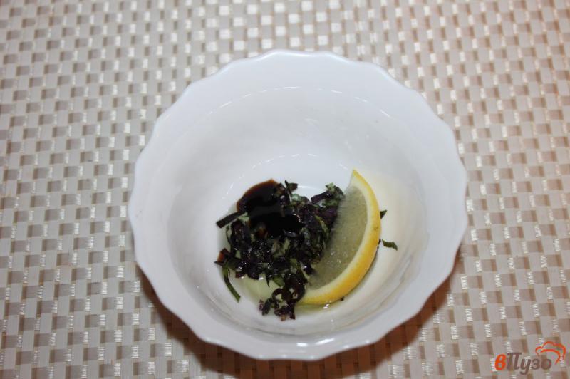 Фото приготовление рецепта: Салат с мидиями и помидорами шаг №5