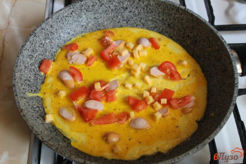 Фото приготовление рецепта: Омлет с сосисками, помидорами и сыром шаг №4