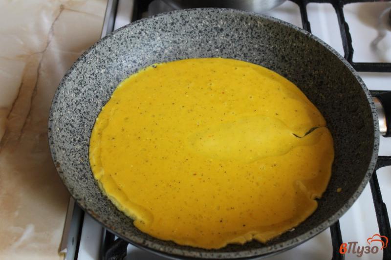 Фото приготовление рецепта: Омлет с сосисками, помидорами и сыром шаг №3