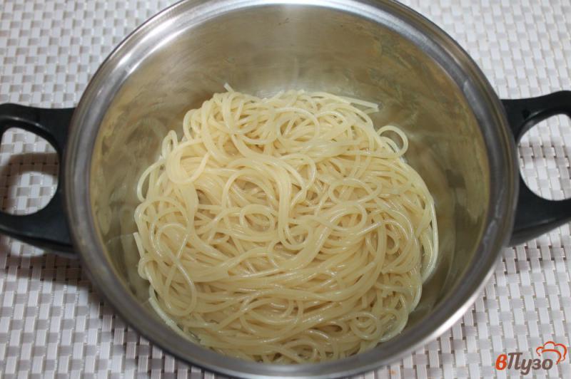 Фото приготовление рецепта: Спагетти с сыром, укропом и сливочным маслом шаг №2