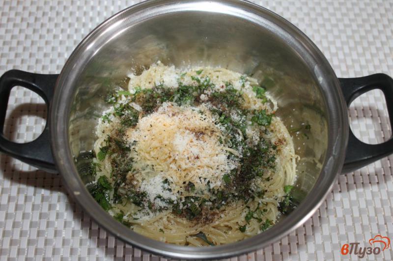 Фото приготовление рецепта: Спагетти с сыром, укропом и сливочным маслом шаг №5