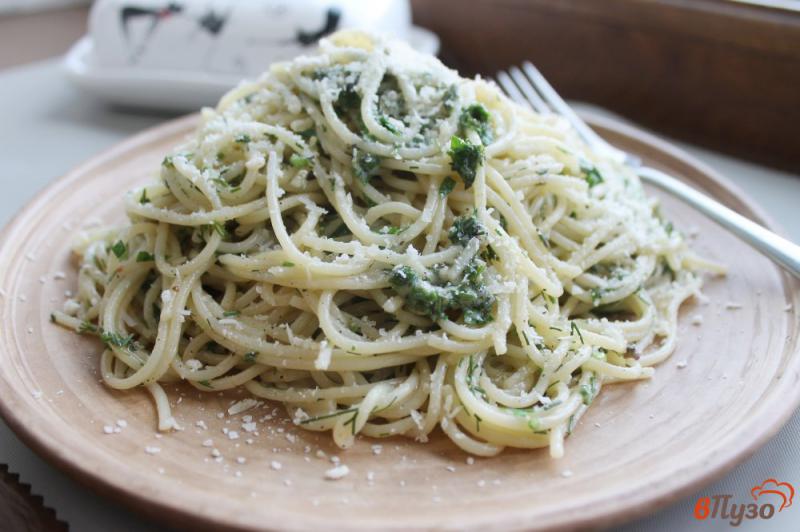 Фото приготовление рецепта: Спагетти с сыром, укропом и сливочным маслом шаг №6