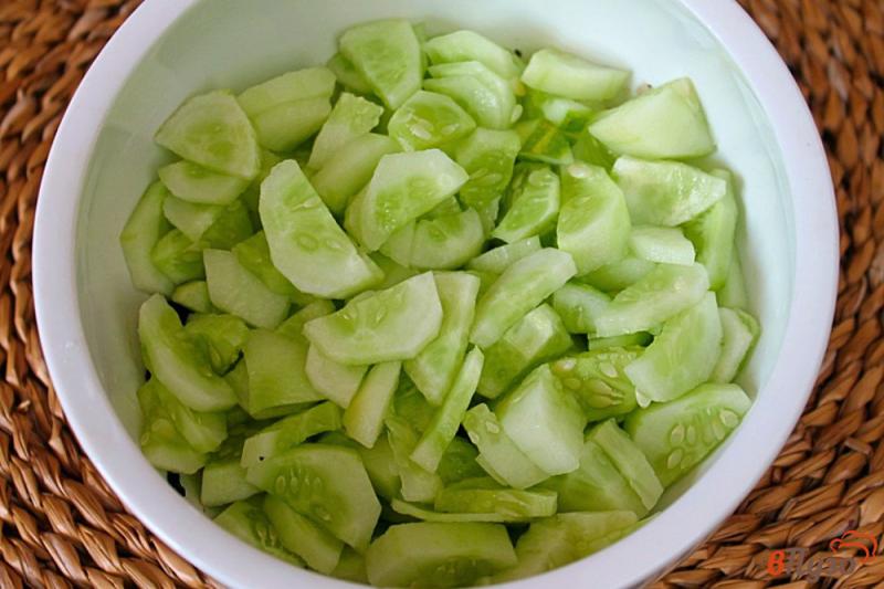 Фото приготовление рецепта: Салат из огурцов с чесноком и базиликом шаг №4