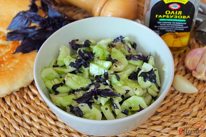 Фото приготовление рецепта: Салат из огурцов с чесноком и базиликом шаг №6