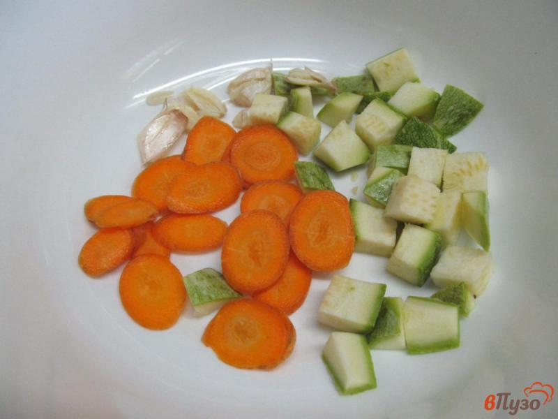 Фото приготовление рецепта: «Лодочка» из овощей с колбасой шаг №1