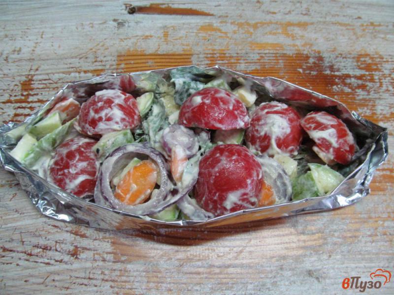 Фото приготовление рецепта: «Лодочка» из овощей с колбасой шаг №4