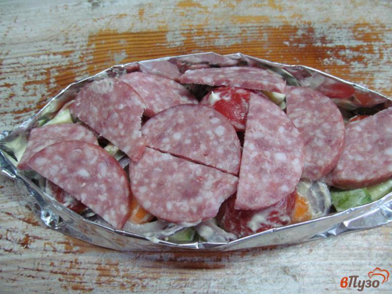 Фото приготовление рецепта: «Лодочка» из овощей с колбасой шаг №5