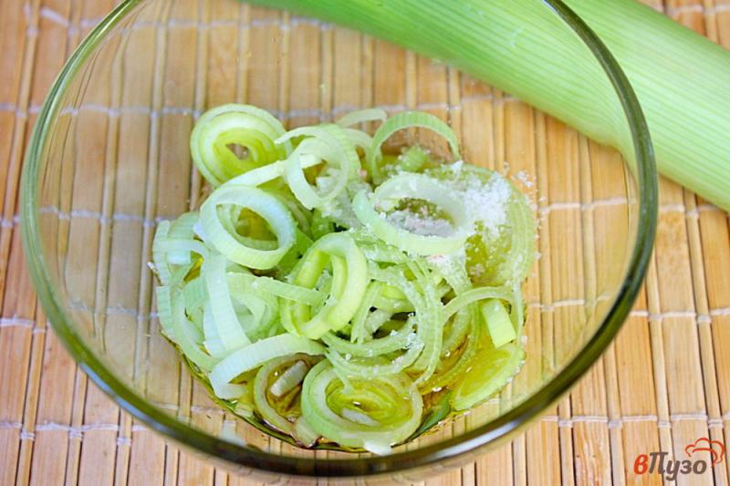 Фото приготовление рецепта: Салат из помидоров и лука-порея шаг №4