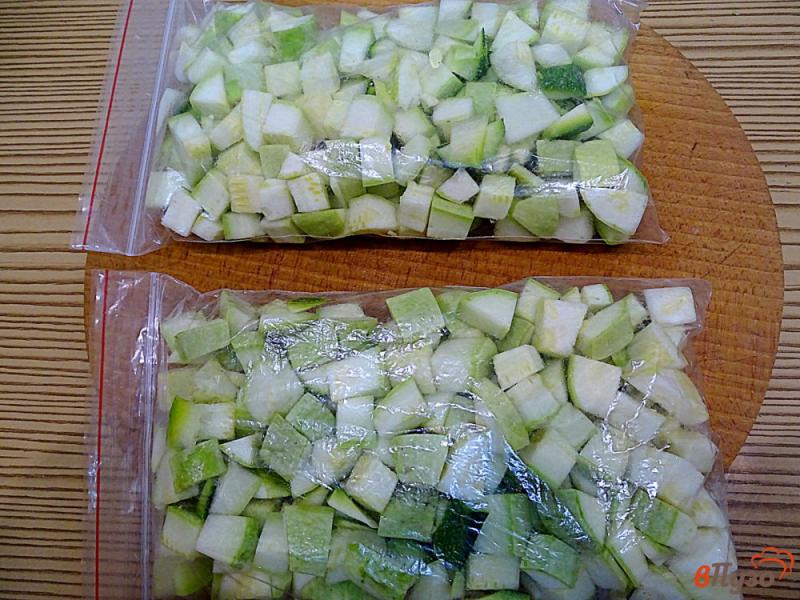 Фото приготовление рецепта: Заморозка кабачков и цукини на зиму шаг №7
