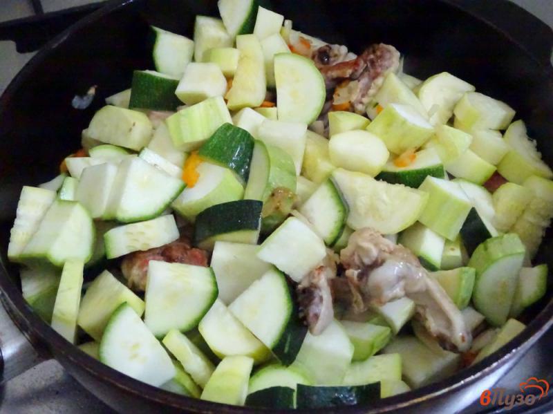 Фото приготовление рецепта: Овощное рагу с куриными крылышками шаг №6