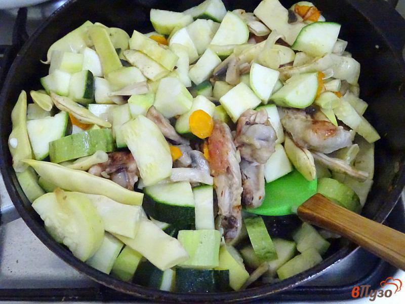 Фото приготовление рецепта: Овощное рагу с куриными крылышками шаг №8