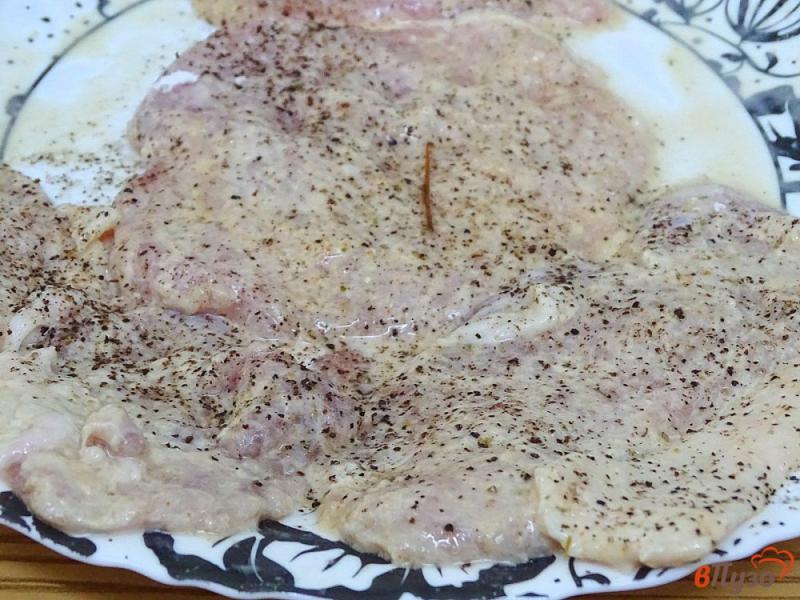Фото приготовление рецепта: Свиные отбивные в пивном маринаде шаг №4