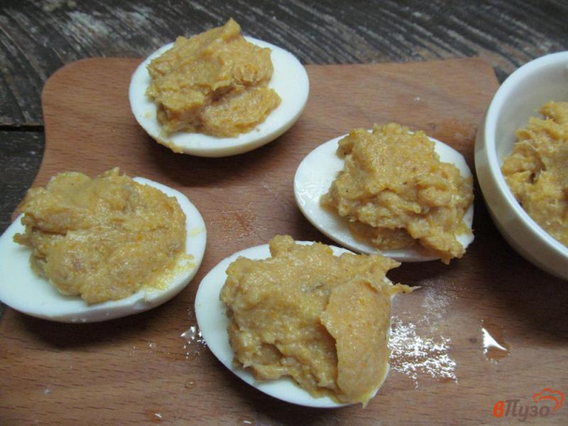 Фото приготовление рецепта: Закуска из яйца с куриным паштетом шаг №2