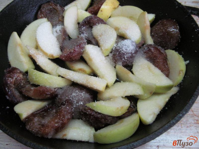 Фото приготовление рецепта: Коблер и яблока со сливой шаг №2