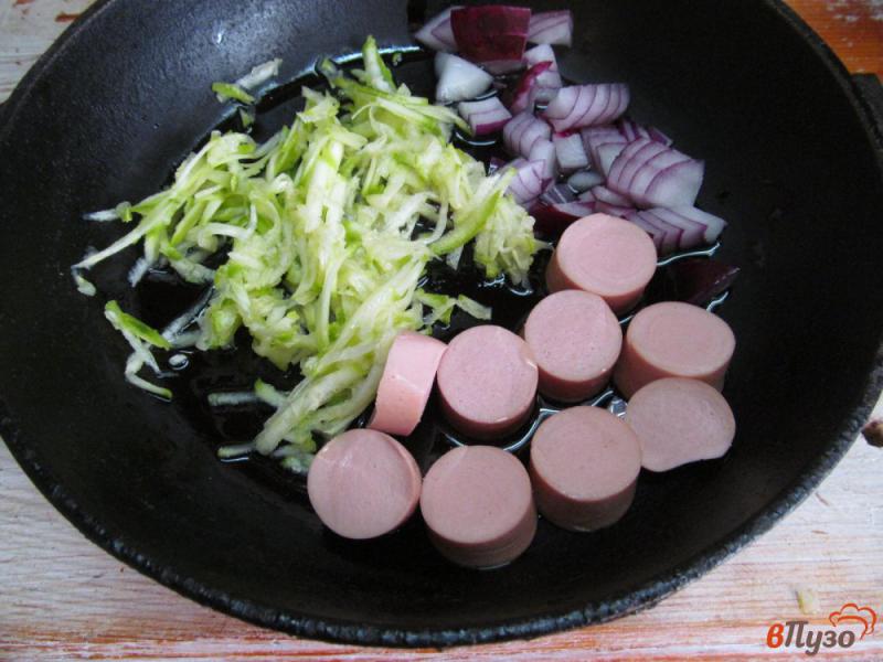 Фото приготовление рецепта: Пенне с сосисками и кабачком шаг №1