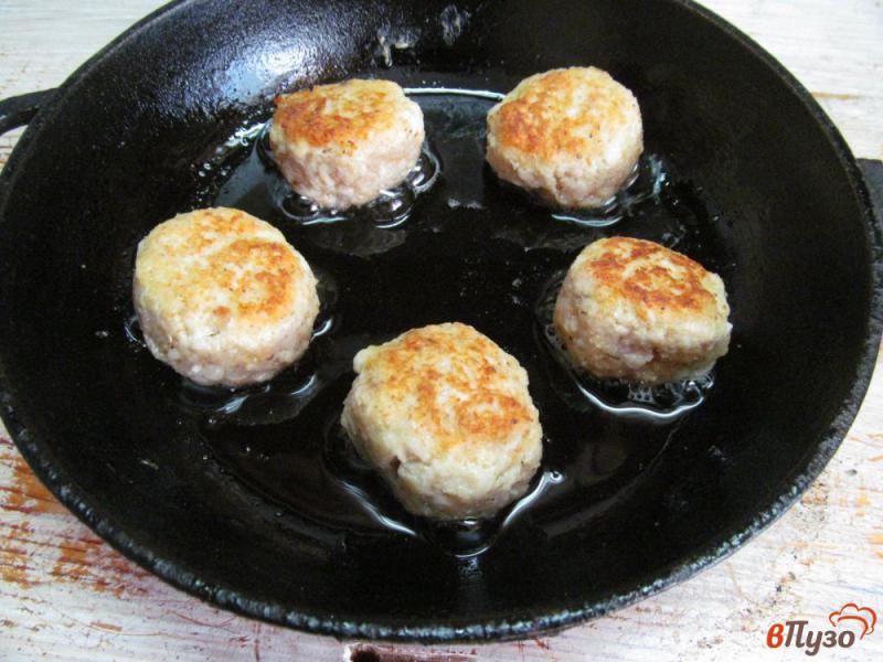 Фото приготовление рецепта: Куриные тефтели с перловой крупой шаг №3