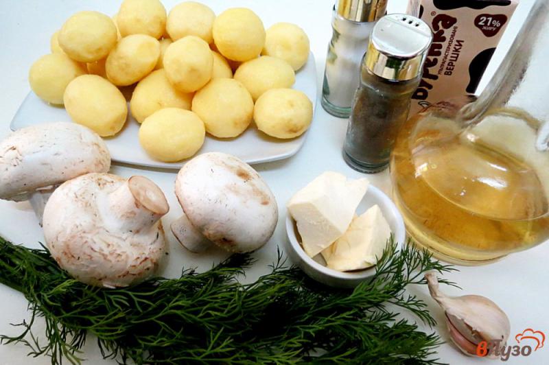 Фото приготовление рецепта: Молодой картофеоь запеченный со сливочно-грибным соуом шаг №2