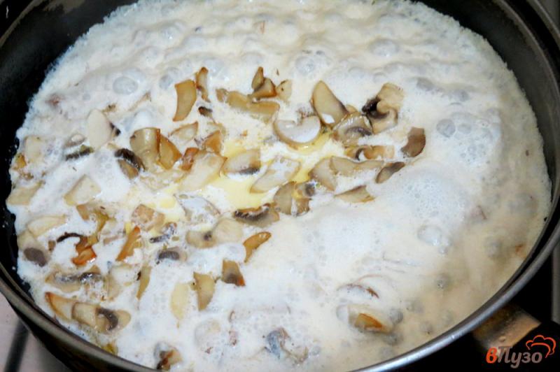 Фото приготовление рецепта: Молодой картофеоь запеченный со сливочно-грибным соуом шаг №4