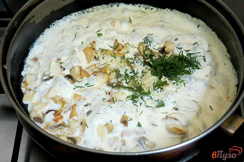 Фото приготовление рецепта: Молодой картофеоь запеченный со сливочно-грибным соуом шаг №5