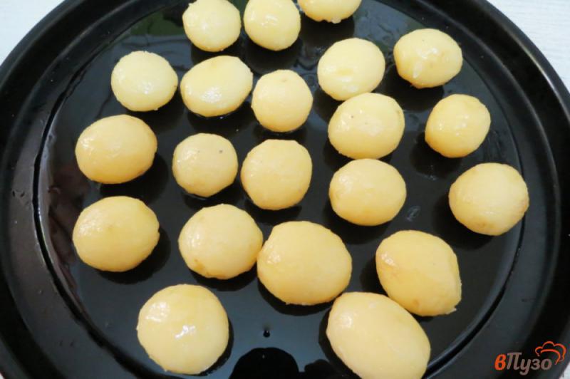 Фото приготовление рецепта: Молодой картофеоь запеченный со сливочно-грибным соуом шаг №7