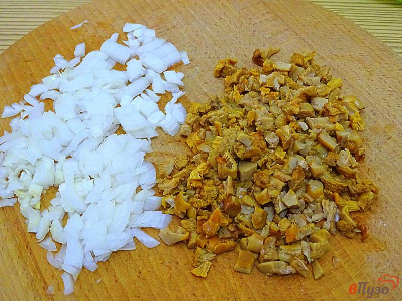Фото приготовление рецепта: Гоубцы с фаршем, рисом и лисичками шаг №2