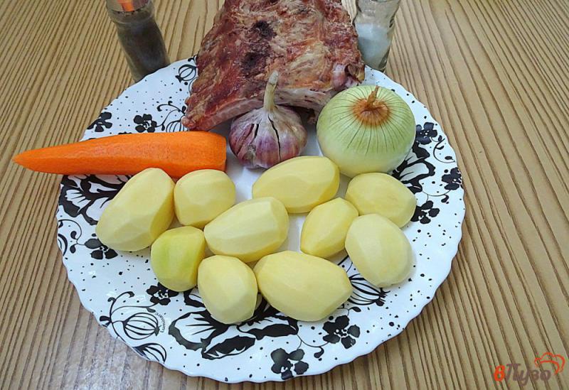 Фото приготовление рецепта: Картофель тушёный с копчёными рёбрами шаг №1