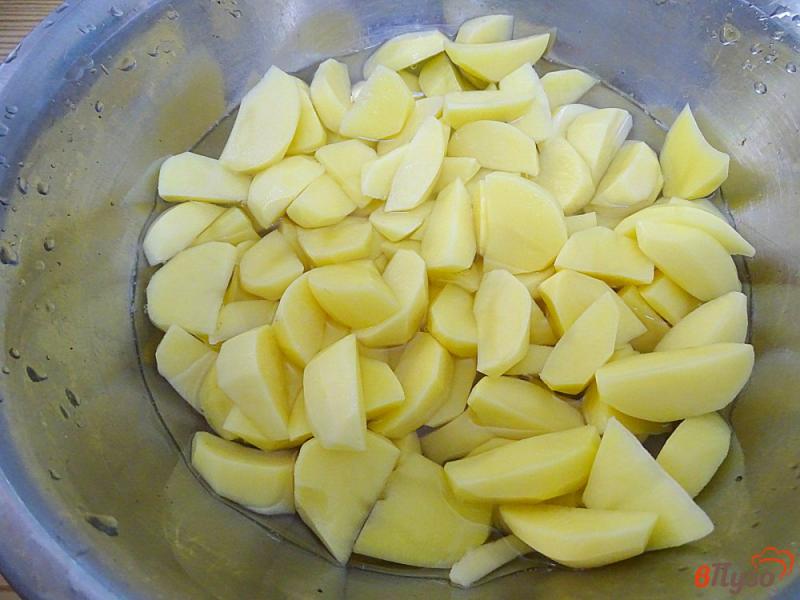 Фото приготовление рецепта: Картофель тушёный с копчёными рёбрами шаг №2
