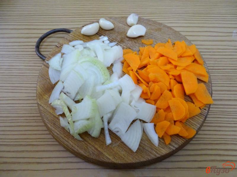 Фото приготовление рецепта: Картофель тушёный с копчёными рёбрами шаг №3