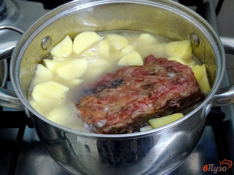 Фото приготовление рецепта: Картофель тушёный с копчёными рёбрами шаг №4