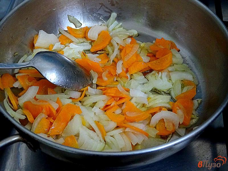 Фото приготовление рецепта: Картофель тушёный с копчёными рёбрами шаг №5